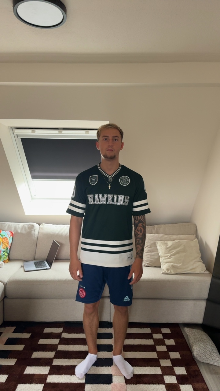 Klant in navy pak, oorspronkelijke foto