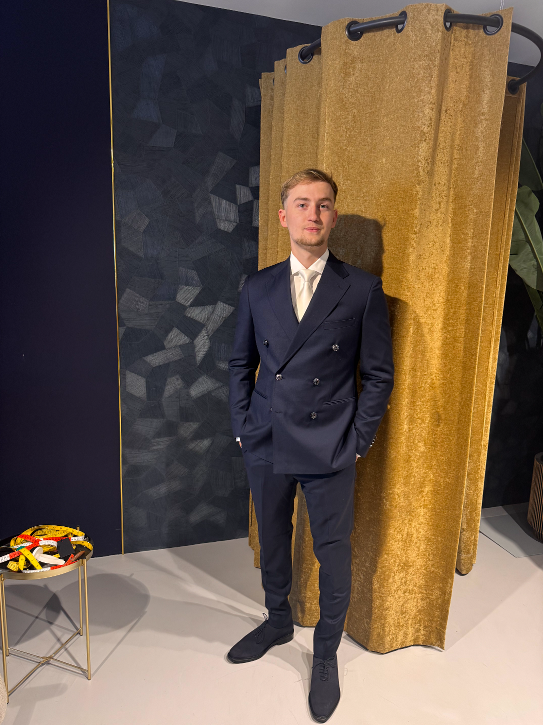 Klant in donkerblauw pak met stropdas